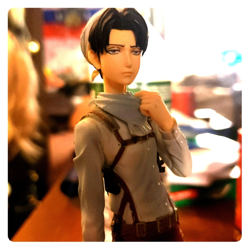 AOT Cleaning Levi figure